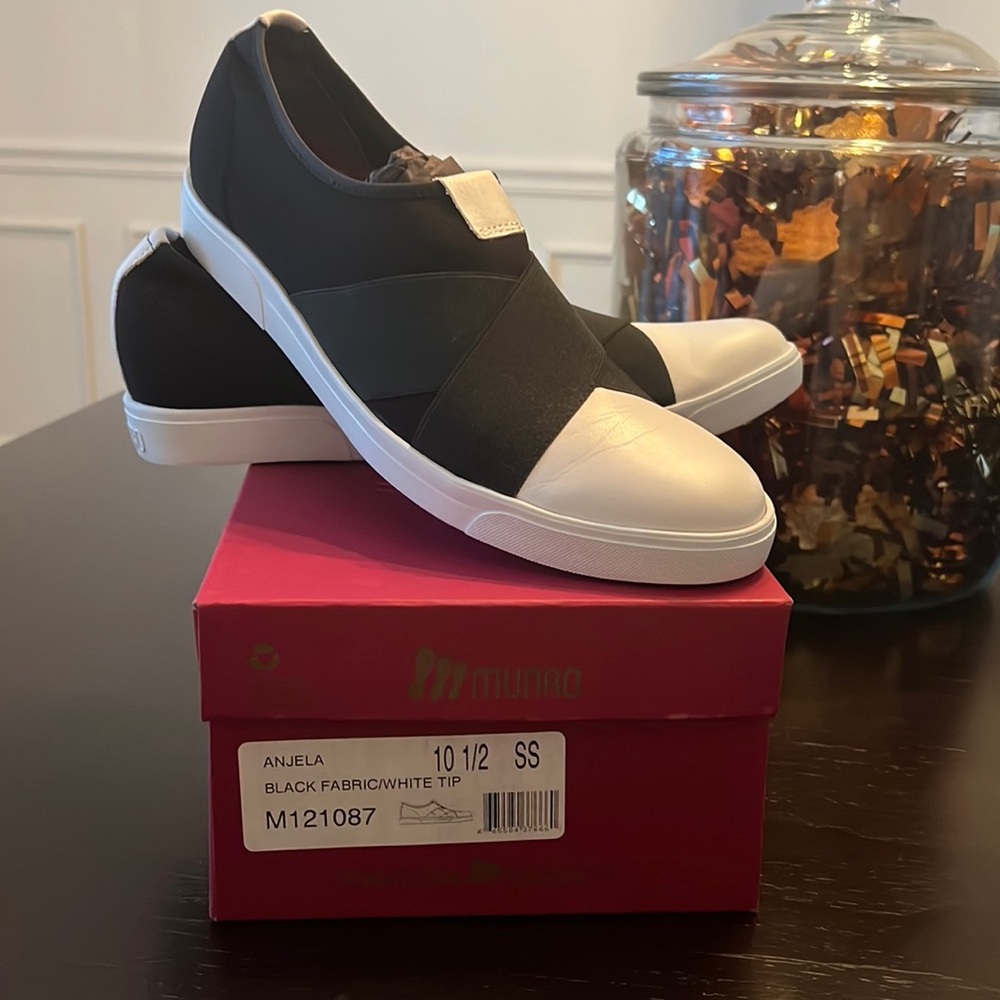 Munro NWT Anjela Black Fabric slip on sneaker